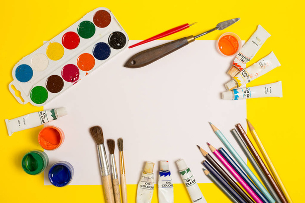 Краски кисти карандаши
 - Фото, изображение