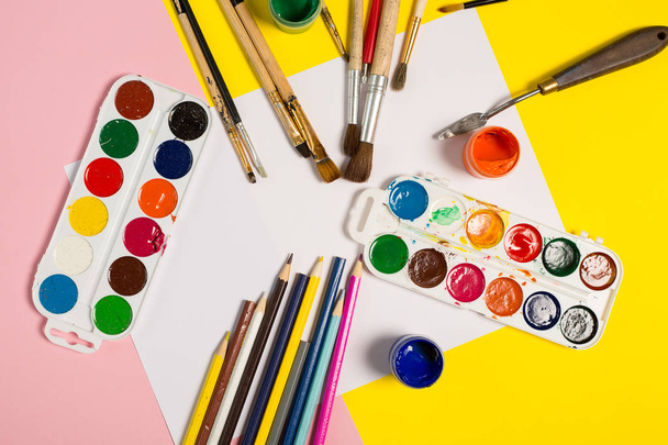 Farby, pędzle, ołówki - Zdjęcie, obraz