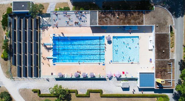 Fotografia aérea da piscina pública La Charbonniere em Ancenis
 - Foto, Imagem