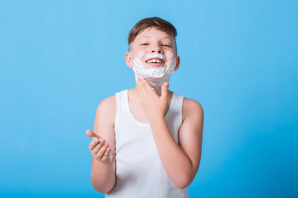 Small boy with shaving foam - Zdjęcie, obraz