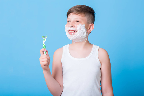 Small boy with shaving foam - Fotoğraf, Görsel