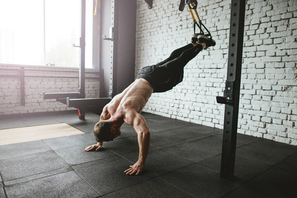 Man in sportswear exercising at gym - Foto, Imagen
