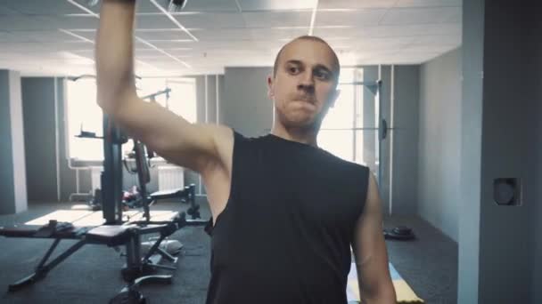 Man dumbbells workout in the gym - Metraje, vídeo