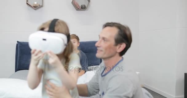 Daughter Trying Virtual Reality Glasses With Father In Bedroom, Family Morning Together At Home - Filmagem, Vídeo