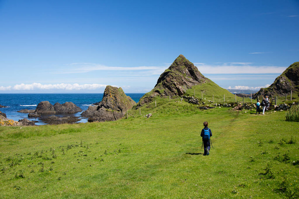 Northern Ireland coast landscape, hiking family  - Zdjęcie, obraz