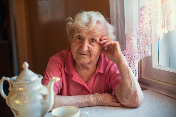 Porträt einer älteren Frau - Foto, Bild