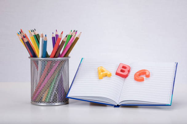 Concept d'apprentissage avec lettres, livres et crayons
 - Photo, image