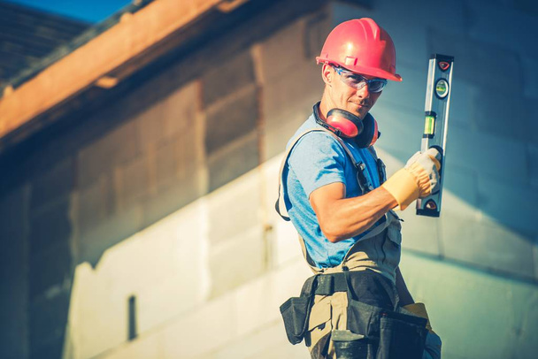 Construction Worker with Level - Foto, Bild