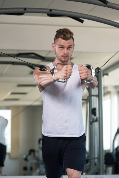 Young Man Exercising Chest In The Gym - Foto, afbeelding