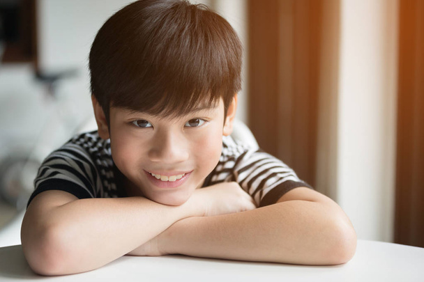 Ritratto di asiatico felice ragazzo sorriso faccia e guardando fotocamera su
  - Foto, immagini