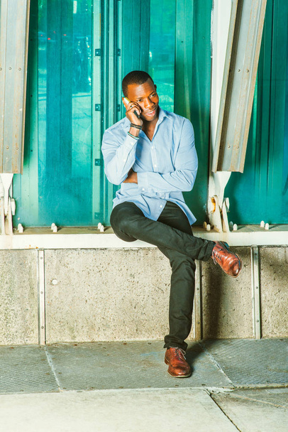 junger afrikanisch-amerikanischer Mann telefoniert draußen in New York - Foto, Bild