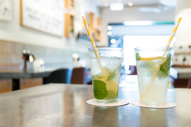 Restoran limon içecek buzlu - Fotoğraf, Görsel