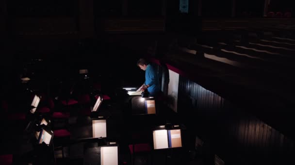 Μαέστρος σε μια ορχήστρα μελέτες Παρτιτούρα - Πλάνα, βίντεο