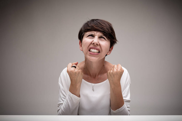 очень сердитая женщина, выливающая приступ гнева
 - Фото, изображение