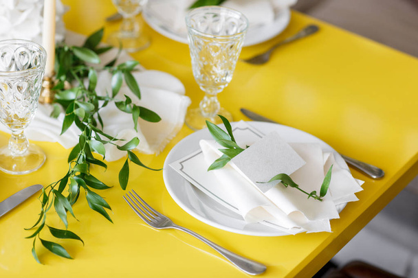 Candele e calici su un tavolo da sposa decorato. focus selettivo
 - Foto, immagini