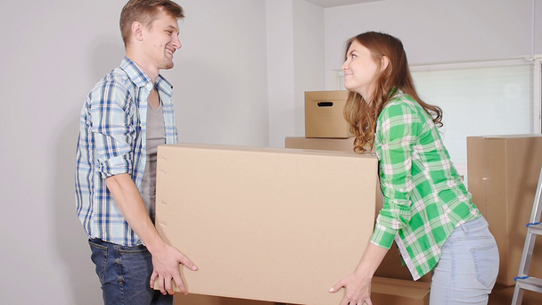 Jeune couple souriant déménageant dans une nouvelle maison
 - Séquence, vidéo