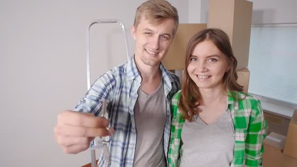 Boldog, fiatal pár, dobozok és a gazdaság lapos billentyűk - Felvétel, videó