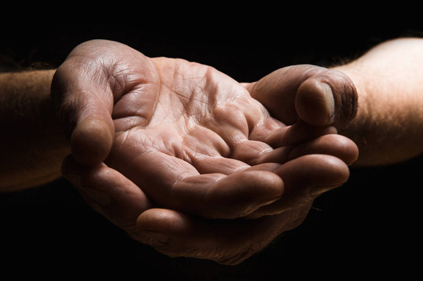 Les mains des hommes âgés montrent la paume sur la paume
 - Photo, image
