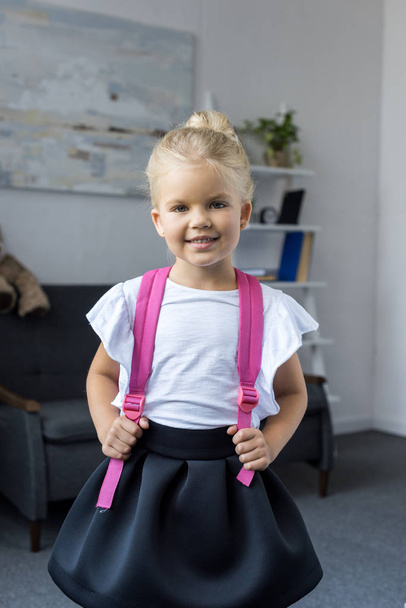 kleines Schulmädchen mit Rucksack - Foto, Bild