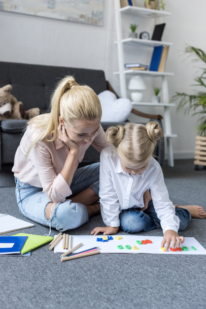 mother and daughter learning mathematics - Foto, afbeelding
