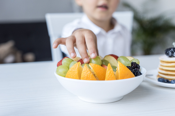 Meyve yiyen çocuk - Fotoğraf, Görsel