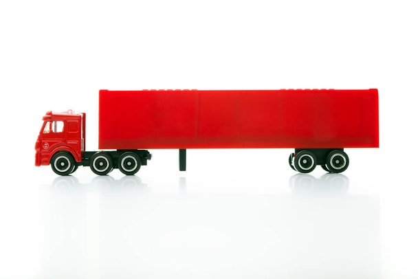 rode halve vrachtwagen - Foto, afbeelding