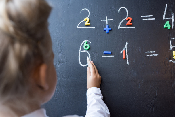 child studying numbers - Фото, изображение