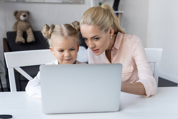 mother and daughter using laptop - Valokuva, kuva