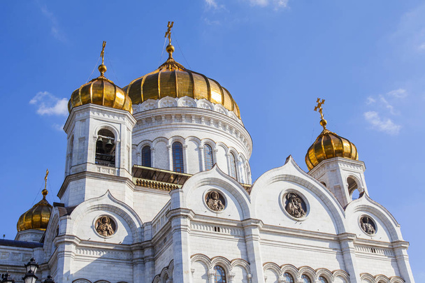 MOSCA, RUSSIA, il 10 agosto 2017. Il sole lucente illumina dettagli architettonici di una facciata della Cattedrale di Cristo il Salvatore
 - Foto, immagini