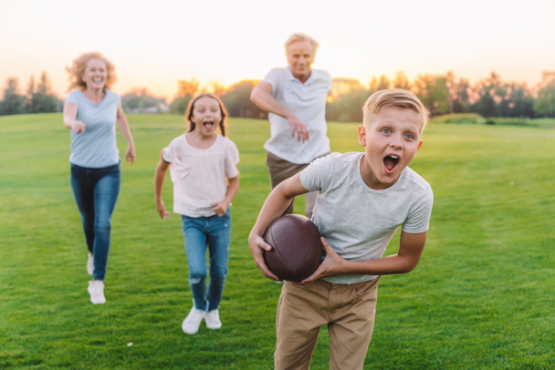 famiglia che gioca a football americano
 - Foto, immagini