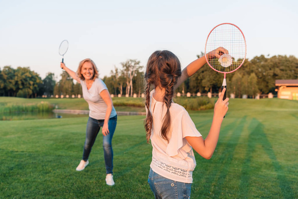 femme et petite-fille jouant au badminton
 - Photo, image