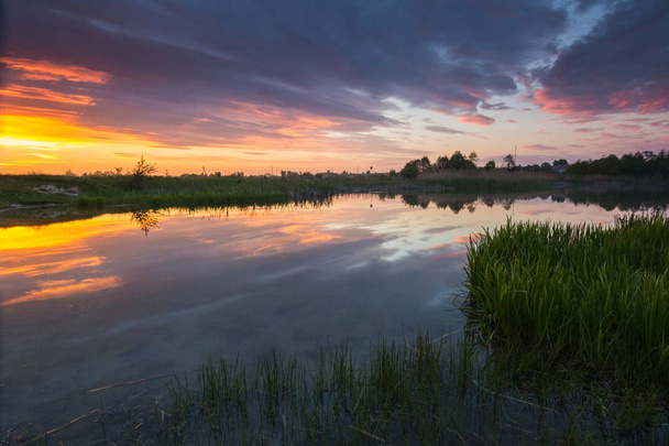 Красочный закат на озере
 - Фото, изображение