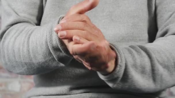mies hieroo ja taputtaa käsiään lähikuva, hidastettuna
 - Materiaali, video
