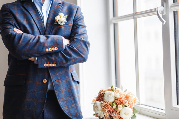 Groom with a wedding boutonniere in a checkered suit - Foto, Imagem