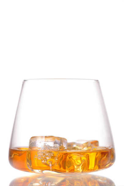 Glas whisky met ijs.  - Foto, afbeelding
