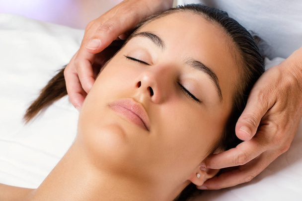 Terapista lato massaggiante delle orecchie femminili
. - Foto, immagini