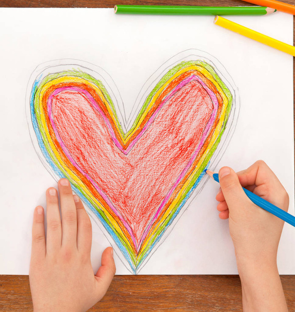 Kind handen zijn tekening kleurrijke harten - Foto, afbeelding