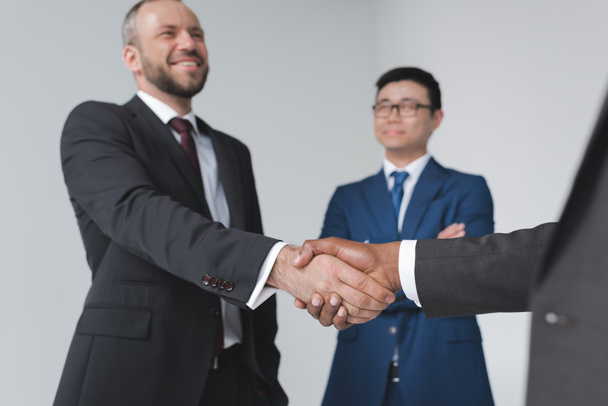 wielokulturowym biznesmenów handshake - Zdjęcie, obraz