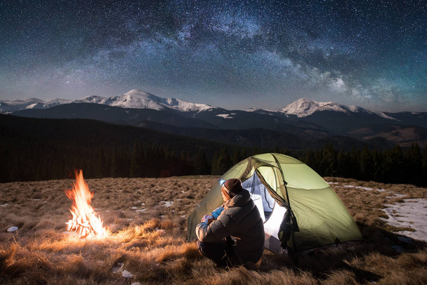 turisti levätä hänen camping
  - Valokuva, kuva