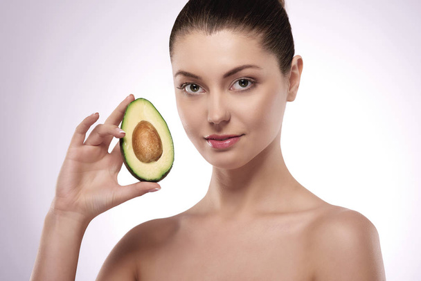 woman holding avocado - Фото, зображення