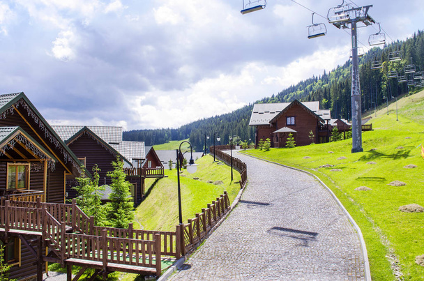 beliebtes Skigebiet bukovel im Sommer - Foto, Bild