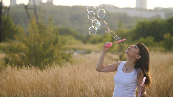 vrouw blazen zeepbellen - Video