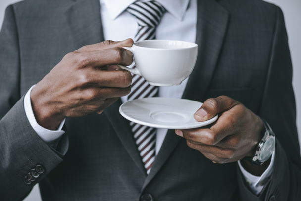 kahve fincanı ile Afrika kökenli Amerikalı iş adamı - Fotoğraf, Görsel