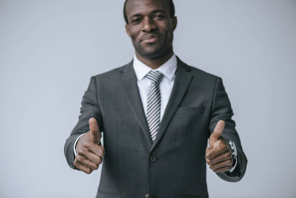 african american businessman showing thumbs up - Zdjęcie, obraz