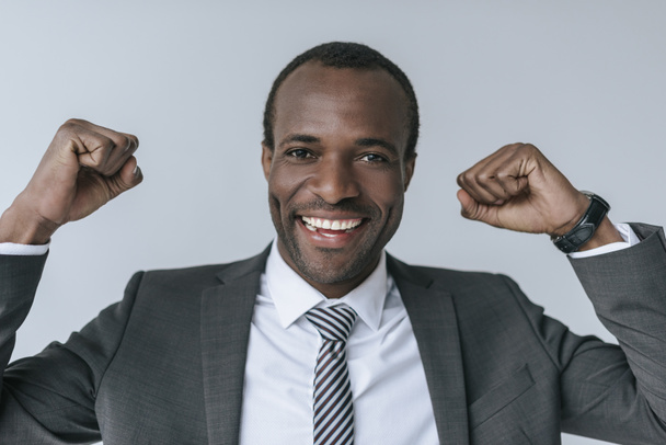 opgewonden van Afro-Amerikaanse zakenman - Foto, afbeelding