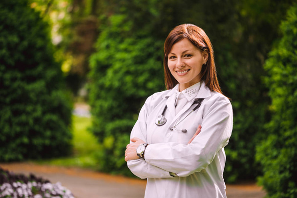 beautiful confident female doctor - Foto, afbeelding