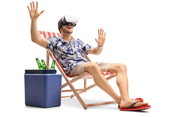 guy in a deck chair using a VR headset - Foto, Imagem
