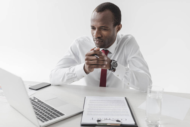 職場でのアフリカ系アメリカ人のビジネスマン - 写真・画像