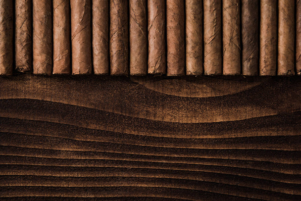 キューバ産の葉巻を木製のテーブルのクローズ アップ - 写真・画像