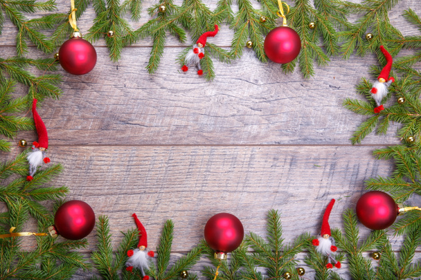 Noel köknar ağacı ahşap arka plan üzerinde. Noel gnome dekor santa şapka ile. - Fotoğraf, Görsel